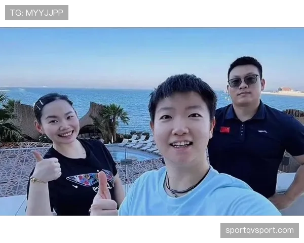 何卓佳训练完直接蹲路边啃馒头，这自律狠人我真看愣了