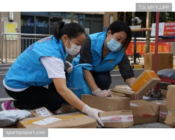 在小区碰到吕小军，手拎的买菜袋比我月薪还贵，我当场懵了