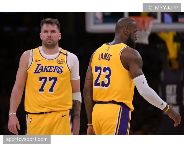 安东尼·戴维斯出场那会儿，旁边助理拎包像跟着明星走红毯似的？