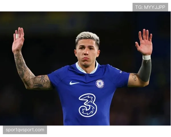 恩佐·费尔南德斯赛场像猛兽，下机拎着名牌购物袋，围观的人都傻了